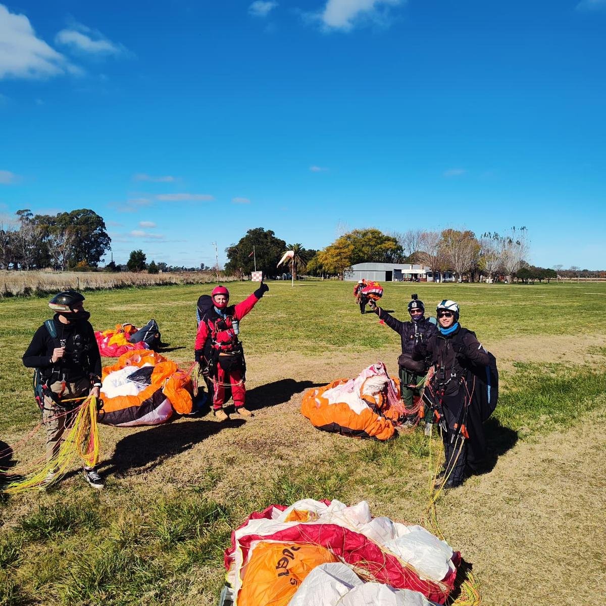 Grupo de pilotos de parapente en campo Argentina - Vuela Vuela Libre