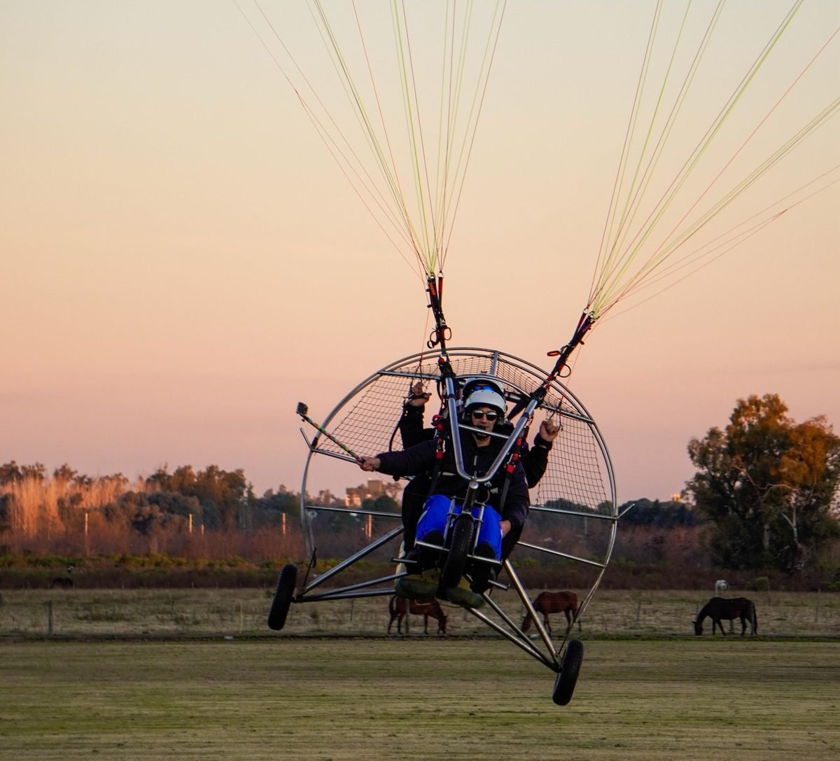 Paratrike despegando al atardecer Argentina - Vuela Vuela Libre
