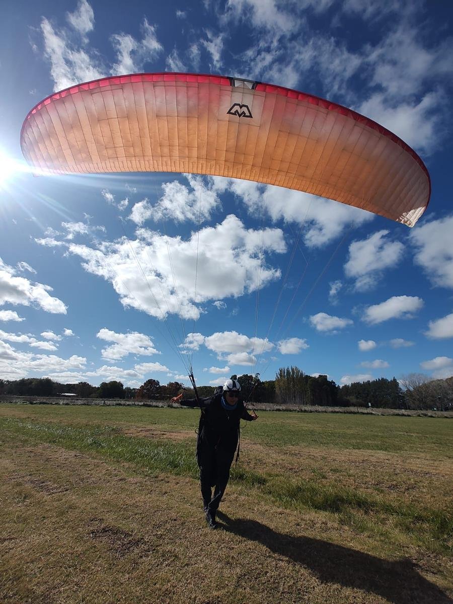 Piloto de parapente despegando en Buenos Aires Argentina - Vuela Vuela Libre