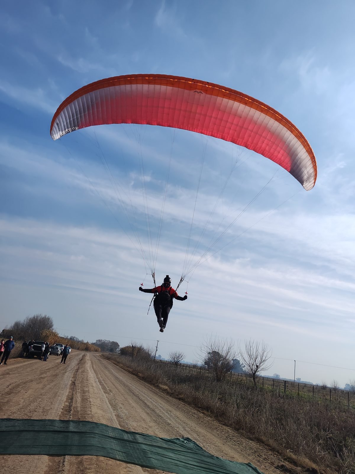 Parapente despegando en campo abierto Argentina - Vuela Vuela Libre