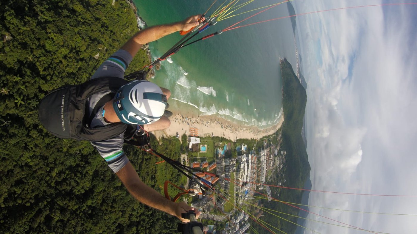 Piloto de parapente volando sobre costa de Brasil - Vuela Vuela Libre