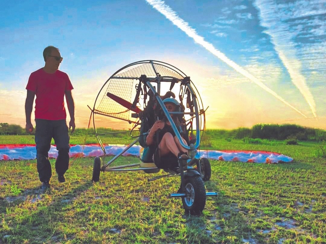 Preparación del paratrike al atardecer - Vuela Vuela Libre