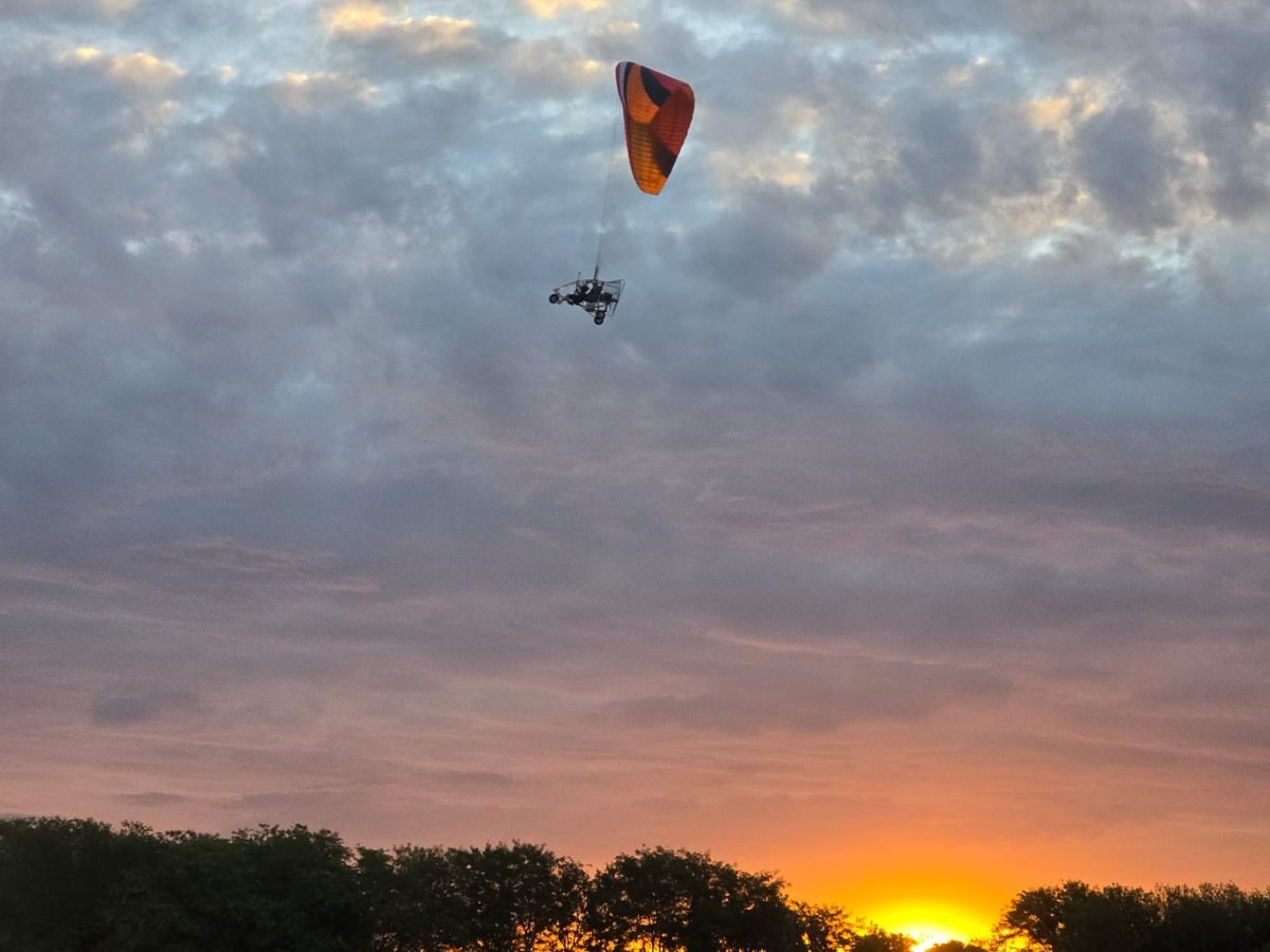 Paratrike volando al atardecer en Argentina - Vuela Vuela Libre